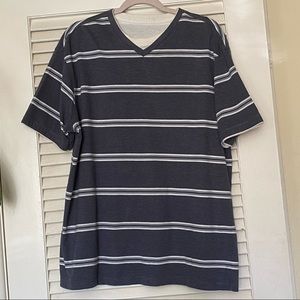 Men’s Short sleeves V-neck Tee. Large.